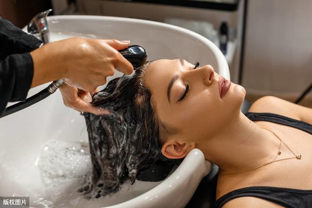 理发店有染发,护发,烫发等各种专业护理,这种洗发水对于各种发质的